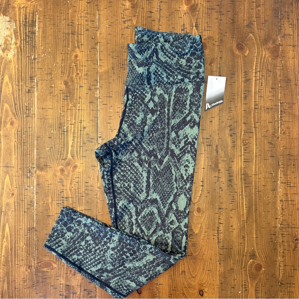 NWT Activeology Workout Yoga Athletic Pants  Crop Green Snakeskin Size Medium